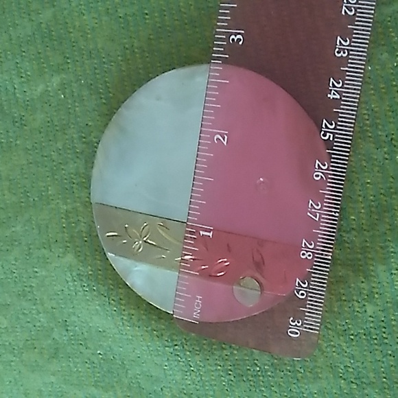 Vintage Round Marhill Fifth Ave Compact Mother of Pearl with Hand Engraved Trim - Picture 10 of 10